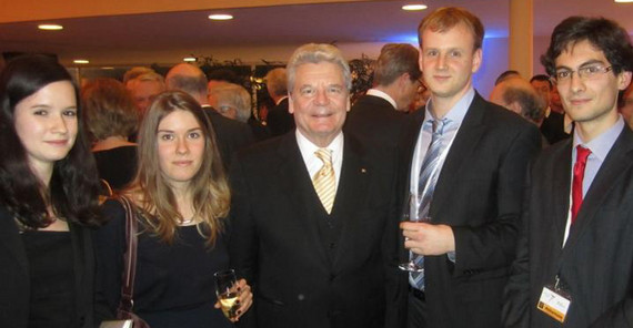 Zusammen mit Bundespräsident Gauck (Mitte) auf den Feierlichkeiten anlässlich des 50. Jahrestages des Elysée-Vertrags. Von links nach Rechts: Raphaelle Héréus, Mélanie Brauge-Boyer, Lionel Pateyron und Nicolas Anchétabéhère, Studierende des deutsch-französischen Studiengangs an der Juristischen Fakultät der Universität Potsdam