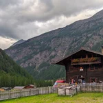 A traditional hut for the students in the small village of Zwieselstein was taken as a base camp to perform day trips in the area.