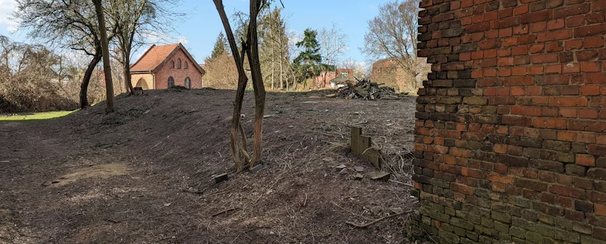 Blick auf die Leichenwagenhalle