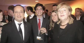 Zwischen Président Hollande und Bundeskanzlerin Merkel auf den Feierlichkeiten anlässlich des 50. Jahrestages des Elysée-Vertrags: Nicolas Anchétabéhère und Mélanie Brauge-Boyer, Studierende des deutsch-französischen Studiengangs an der Juristischen Fakultät der Universität Potsdam