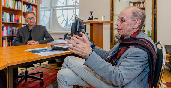 Prof. Hafner (li.) und Prof. Wilkens im Gespräch. | Foto: Tobias Hopfgarten.