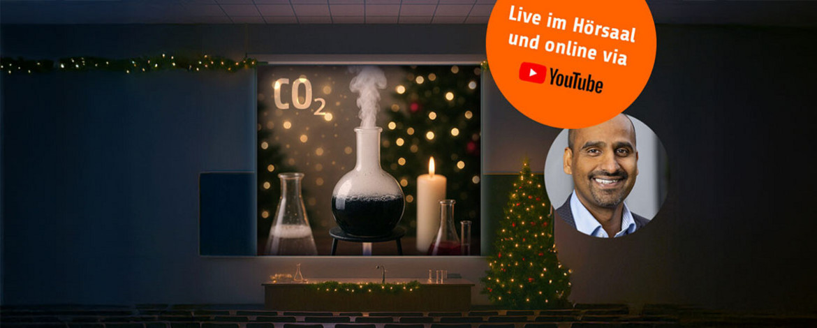 Symbolbild mit KI produziert: Blick in einen Hörsaal von den Rängen aus. Der Dozierenden-Tisch und andere Teile des Rausm sind festlich weihnachtlich geschmückt. - 