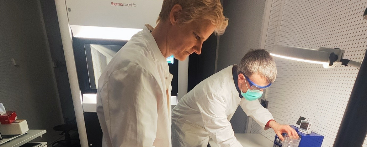 Prof. Petra Wendler beim Experimentieren - 