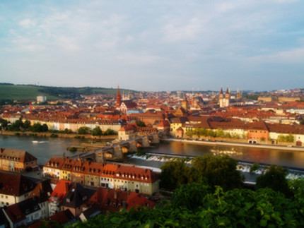 Blick über Würzburg; Brücke und Main