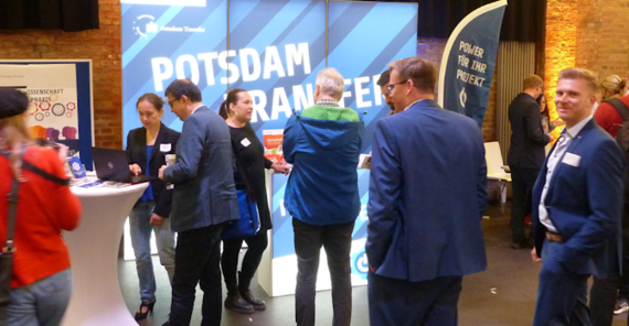 Besucher am Stamd von Potsdam Transfer bei der Auftaktveranstaltung der EU-Strukturfonds