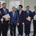 Verstärkung: Wissenschaftsminister Hinrich Enderlein (3.v.l.) beruft neue Professoren.
