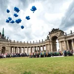 Gefeiert: Erstmals werden die Absolventinnen und Absolventen der Universität mit einem Festakt an der Kolonnade verabschiedet.