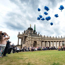 Gefeiert: Erstmals werden die Absolventinnen und Absolventen der Universität mit einem Festakt an der Kolonnade verabschiedet.