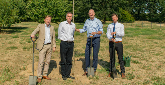 Uni-Präsident Oliver Günther, der kommissarische Generaldirektor der Stiftung Preußische Schlösser und Gärten Berlin-Brandenburg Heinz Berg, Ministerpräsident Dietmar Woidke und der Leiter des Fontane-Archivs Peer Trilcke im Garten der Villa Quandt (v.l.n.r.). Foto: Ernst Kaczynski