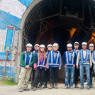 Die Gruppe auf der Staumauer des Laufwasserkraftwerks Tapovan.