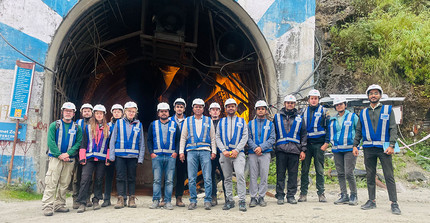 Die Gruppe auf der Staumauer des Laufwasserkraftwerks Tapovan.