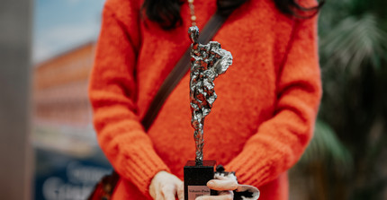 Voltaire-Preisträgerin Professorin Amy Lai mit der Voltaire-Preis-Statuette