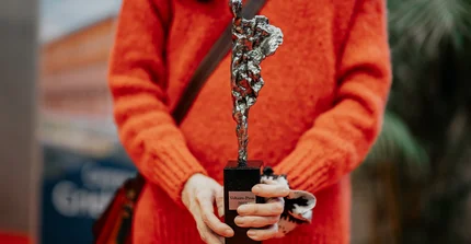 Voltaire-Preisträgerin Professorin Amy Lai mit der Voltaire-Preis-Statuette