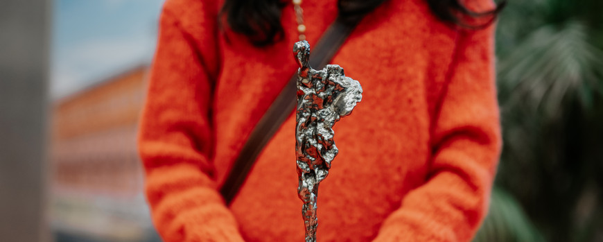 Voltaire-Prize-Winner Professor Amy Lai with the Voltaire Prize Statuette