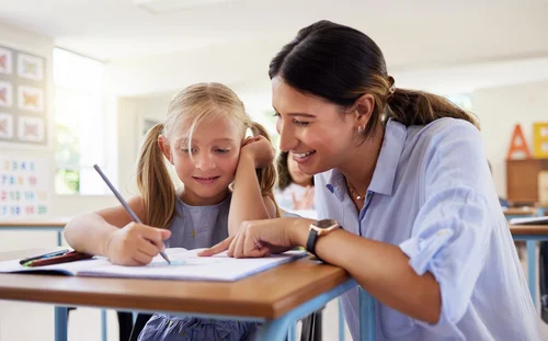 Lehrerin mit Grundschulkind