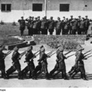 Veranstaltung mit Erich Mielke an der Juristi-schen Hochschule des MfS in Potsdam, um 1982. Foto: BStU, MfS HA ZAIG / Fo / 1192 (Bild 1).