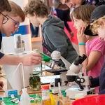 Schüler stellen Kindern ein Experiment vor