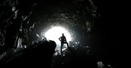 Symbolbild. Ein Mann steht in einer sehr dunklen Höhle auf Island. | Foto: pixabay