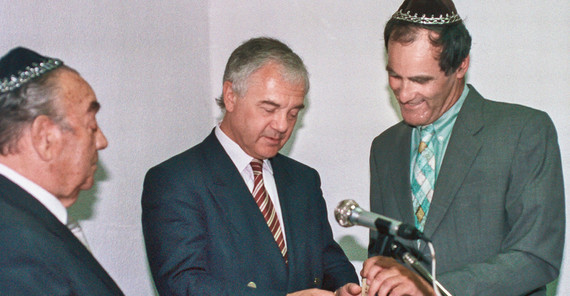 Prof. Dr. Julius H. Schoeps (r.) mit Brandenburgs Ministerpräsident Manfred Stolpe bei der Gründung des Moses Mendelssohn Zentrums 1994. | Foto: Karla Fritze