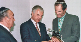 Prof. Dr. Julius H. Schoeps (r.) mit Brandenburgs Ministerpräsident Manfred Stolpe bei der Gründung des Moses Mendelssohn Zentrums 1994. | Foto: Karla Fritze