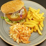 Auf dem Foto sieht man einen Burger mit Pommes frites und Salat.