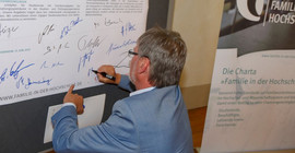Uni-Vizepräsident Prof. Dr. Robert Seckler bei der Unterzeichnung der Charta. Foto: Universität Hohenheim