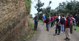 Exkursionsgruppe an einem Aufschluss der Shimla-Klippe. Foto: L. Heinecke
