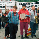 Arm dran: Uni-Angehörige demonstrieren vor dem Landtag gegen Mittelkürzungen. Mit dabei ist Rektor Prof. Dr. Wolfgang Loschelder (l.).