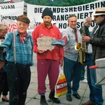 Arm dran: Uni-Angehörige demonstrieren vor dem Landtag gegen Mittelkürzungen. Mit dabei ist Rektor Prof. Dr. Wolfgang Loschelder (l.).