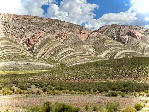 Foto einer farbenprächtigen Berglandschaft