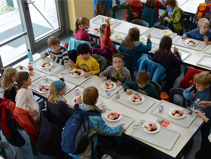 Kinder in der Mensa Golm beim Mittagessen während der Kinder-Uni