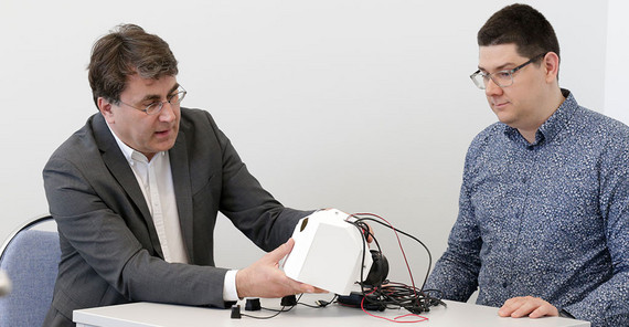 Auf dem Foto sind Prof. Benno Stabernack und sein Mitarbeiter Michal Stec. Das Foto ist von Sandra Scholz.