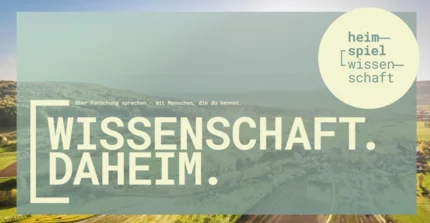 Schriftzug „Heimspiel Wissenschaft” vor ländlichem Hintergrund.