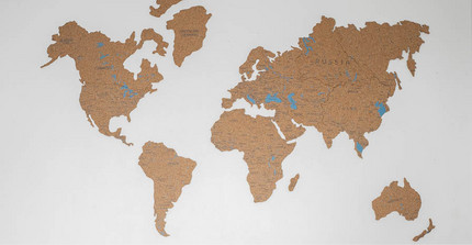 Weltkarte aus Kork auf weißer Wand