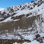 Field site Weisssee: Measuring equipment in an alpine valley with patchy snow cover | Photo: Cosmic Sense Consortium