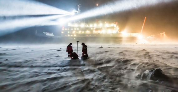 Wissenschaftler des Alfred-Wegener-Instituts auf Arktis-Expedition. Foto: Stefan Hendricks