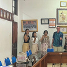Teilnehmende des Field-Trips zusammen mit Vertetenden der Udayana-Universität posieren für ein Gruppenfoto.