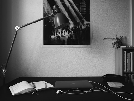 Schreibtisch mit Laoptop und Lampe in Schwarz Weiß