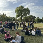 Leute auf Picknick-Decken im Sonnenschein