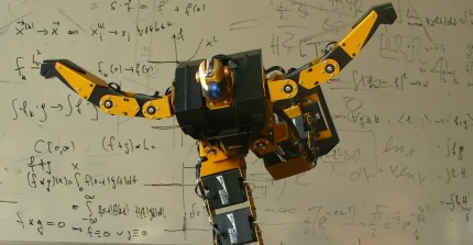 Ein Roboter balanciert auf einem Tisch.