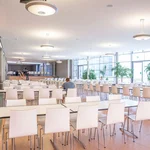 Auf dem Bild ist die Mensa auf dem Campus Griebnitzsee zu sehen.