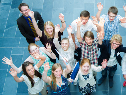 Gruppe von Schülern winkend von oben fotografiert