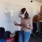 Studentin testet VR-Brille 
