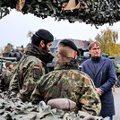 Prof. Dr. Sönke Neitzel im Gespräch mit Soldaten des deutschen Einsatzkontingents in Rukla.