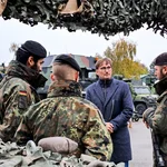 Prof. Dr. Sönke Neitzel im Gespräch mit Soldaten des deutschen Einsatzkontingents in Rukla.