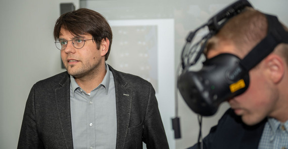 Prof. Dr. Dirk Richter during a seminar including a “virtual classroom”. | Photo: Tobias Hopfgarten.