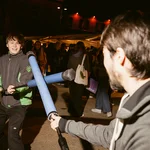 Zwei Personen kämpfen mit Schaumstoffschwertern