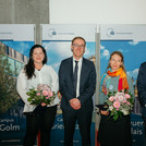 Vier Personen - zwei Frauen und zwei Männer - auf einem Podium