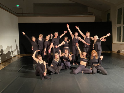 Gruppenbild aller Teilnehemr in schwarzer Kleidung