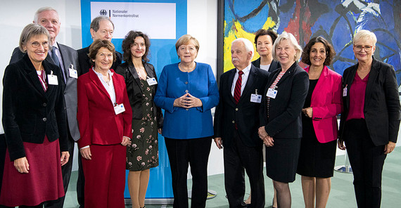 Übergabe des Jahresberichts 2019. | Foto: Bundesregierung / Bergmann.